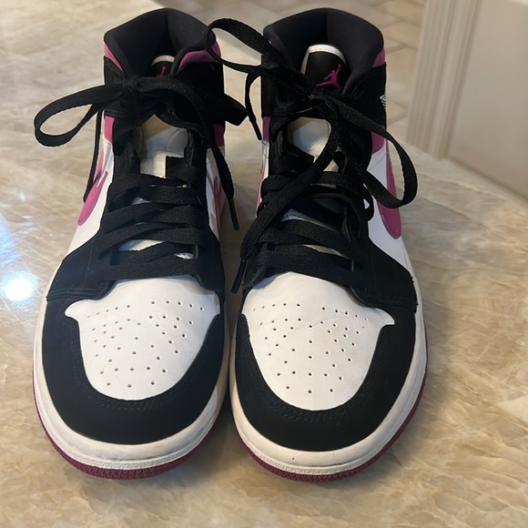 Nike Air Jordan mid tops. These are absolutely amazing. Near perfect - Picture 3 of 5